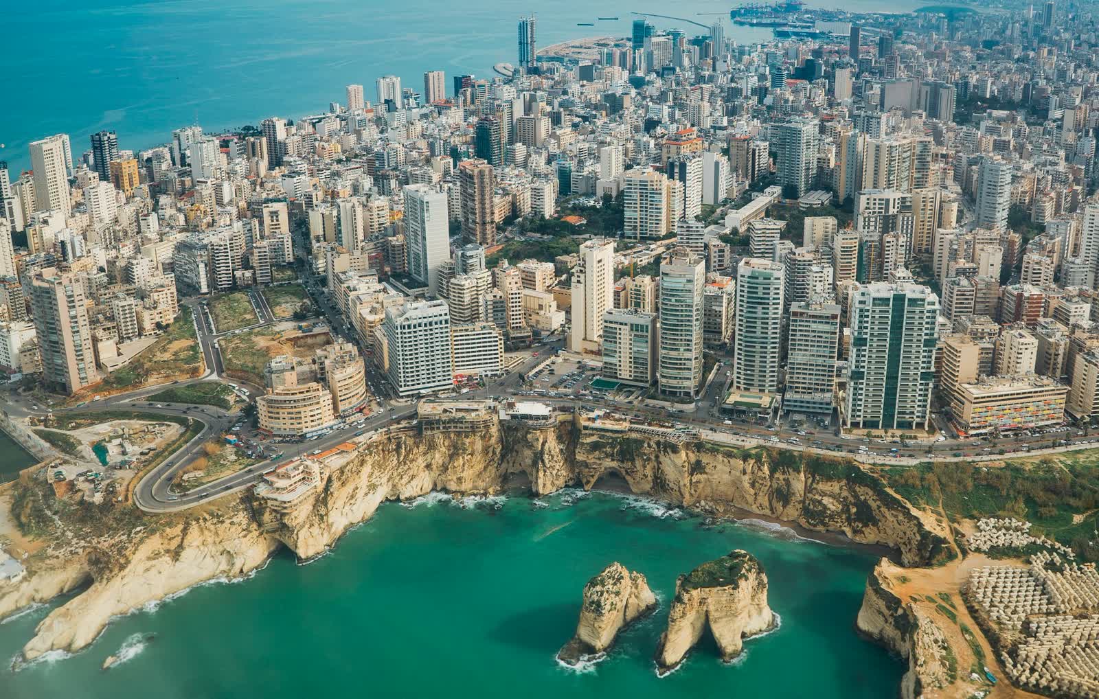Vue aérienne de Beyrouth, capitale du Liban, illustrant la culture et la langue libanaise enseignées par YALLA!
